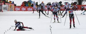 Heidi Weng föll – Ingvild Flugstad Östberg vann. Heidi Weng faller på upploppet, Tour de Ski 2018.