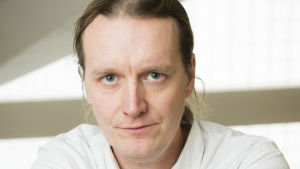 Johan Strang oroar sig för vad gränsrestriktioner har för effekter i längden. Porträtt av johan strang. han bär en vit skjorta.