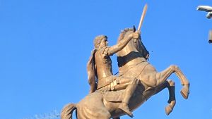 Är krigaren till häst egentligen Alexander den store? Statyn Ryttare till häst i centrala Skopje