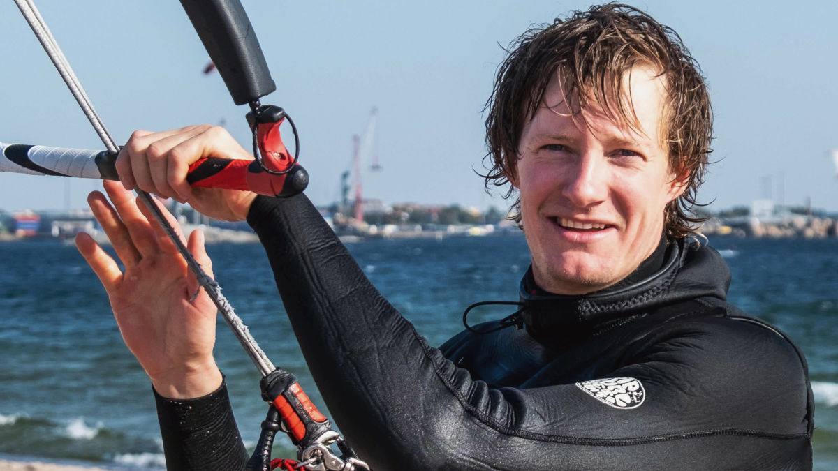 Då väderprognosen lovar lämpliga vindar fylls parkeringsplatsen snabbt av bilar – Tulludden är surfarnas favorit och strändernas etta i Hangö - Vimarsana News