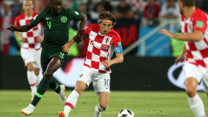 Luka Modric är den viktigaste kuggen i Kroatiens lag. Luca Modric med bollen mot Nigeria
