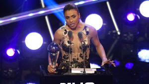 Marta tar emot sitt pris på måndagskvällen. Marta tar emot priset för årets damspelare.