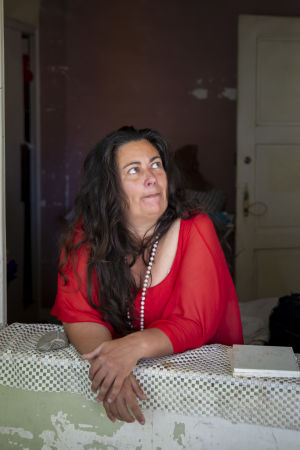 Maria lever på existensminimum i centrala Lissabon. Det här rummet hyr hon i andrahand. Men nu vill hyresvärden inte ha henne kvar. Maria Neves fotograferad vid ingången till rummet hon hyrt i centrum av Lissabon. Nu har de övriga hyresgästerna i lägenheten flyttat ut och Maria bor tillsvidare ensam kvar.