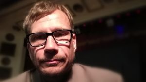 Reidar Wasenius som rädd arbetstagare i föreställningen om skräckledarskap. reidar wasenius