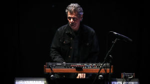 Jazzmusikern Chick Corea blev 79 år gammal. Jazzmusikern Chick Corea framför en synth.