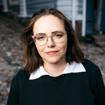 Helena von Alfthan står ute vid en gränd i Borgå