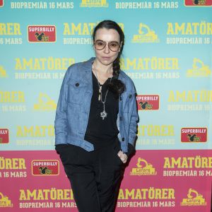 Allkonstnären Lo Kauppi skriver böcker, dramatiserar och regisserar pjäser. Hon är skådespelare på teaterscenen och på filmduken. Och dessutom populär ljudboksuppläsare. Lo Kauppi på galapremiären av filmen Amatörer på Biografen Skandia
