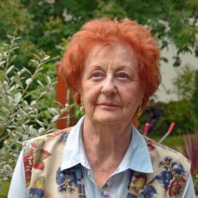 Ruth Bensky poserar i sin trädgård.
