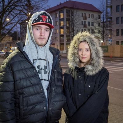 Elias Martinoff ja Sanna-Maria Suutari seisovat kadulla Helsingin Koskelassa.
