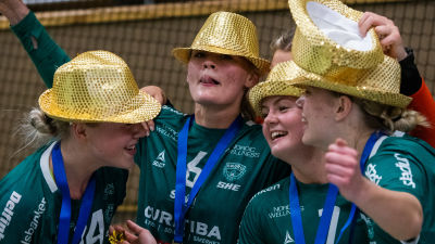 Ellen Voutilainen firar ligaguld med lagkamrater.