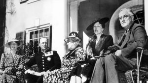 På bilden från vänster Eleanor Roosevelt, kronprins Olav, Sara Delano Roosevelt (presidentens mamma), kronprinsessan Märtha och Franklin D. Roosevelt i Hyde Park, New York. 30 april1939. Svartvit bild av den norska kungligheternas besök hos Franklin D Roosevelt 30 april 1939.