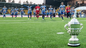 HJK fick igen Antero Nyman-pokalen med sig hem. HJK firar aktivt med sina fans.