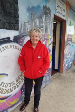 Det krävs mycket arbete för att få katoliker och protestanter att lita på varandra, säger Jeanette Warke som har arbetat med ungdomar i The Fountain i 45 år. Jeanette Warke utanför Cathedral Youth Club i The Fountain.