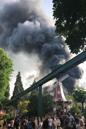 Europarks holländska temaområde ådrog sig omfattande skador i branden. Europapark i lågor.