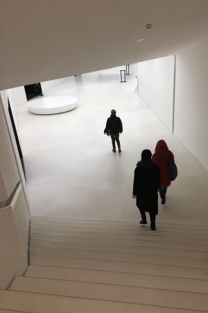 Några av deltagarna anländer till den ännu tomma aulan. Ingång till konstmuseum Amos Rex i Helsingfors