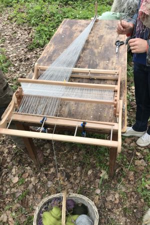 pöytä, kangaspuut ja loimen teko