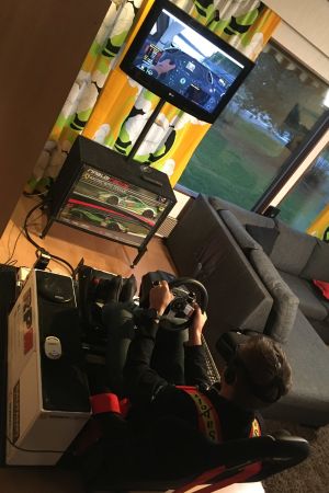 Rory Penttinens simulator är ofta i bruk på mässor för olika samarbespartners. Rory Penttinen kör simulator i hemmet i Nykarleby.