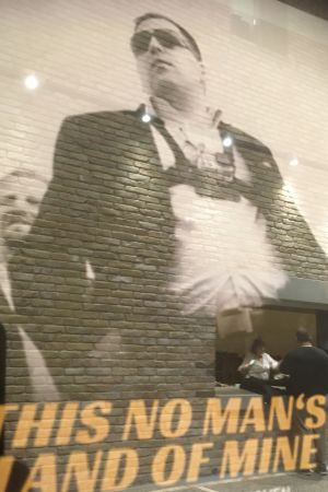 Många ser lokaltidningsjournalisterna Babos och Nimmerfroh som hjältar. Plansch med texten "This no man´s land of mine".