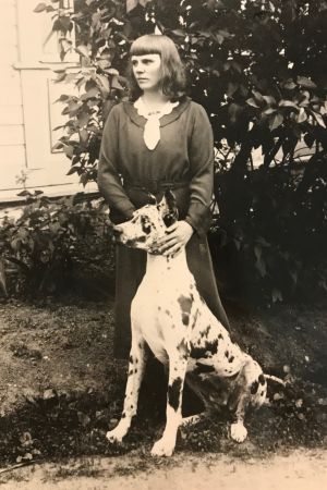 Maria Åkerblom hade god hand med djur och älskade hundar. Ung Maria Åkerblom med hund.