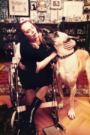 Maria Åkerblom levde tills hon var över 80 år. Maria Åkerblom i rullstol med hund.