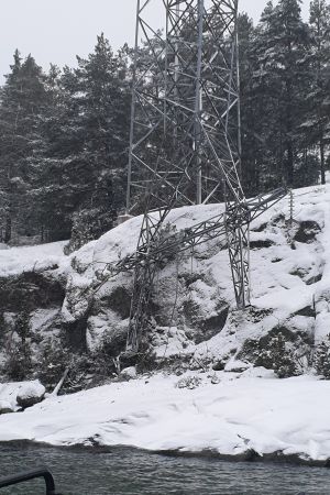 Då masten gått av ligger elledningarna i vattnet. En mast till en högspänningsledning har gått av, och ledningarna ligger i vattnet.