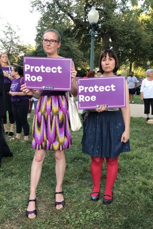 Aborträtten i fara med Kavanaugh, ansåg de här demonstranterna utanför senaren. Två kvinnor demonstrerar för aborträtt utanför Kongressen i Washington DC