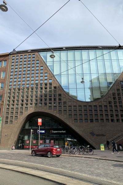 En tegelbyggnad med välvda fönster.