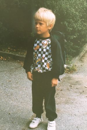 Otto Gabrielsson upplevde ofta att det var svårt att nå sin pappa Jörn Donner, för att han helt enkelt inte var värst intresserad eller nyfiken av honom. Otto Gabrielsson som litet barn