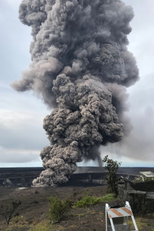 En av Kilaueas kratrar som kan spy ut askmoln som kan nå över 6 000 meter En av Kilaueas kratrar som kan spy ut askmoln som kan nå över 6 000 meter