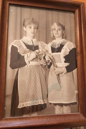 Tanja Ljungqvist (till vänster) tillsammans med sin barndomsvän när de är 16 år gamla. De håller fortfarande kontakt. Bild på Tanja Ljungqvist (till höger) tillsammans med sin barndomsvän när de är 16 år gamla. Tanja och vännen håller fortfarande kontakt.