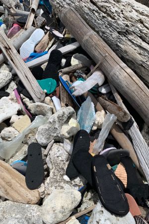 Jasper Pääkkösen kuva rannalla lojuvista muoviroskista ja sandaaleista