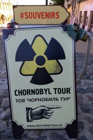 På Kievs gator finns reklamskyltar för guidade turer till Tjernobyl. Skylt i Kiev som lockar med guidad tur till Tjernobylområdet.