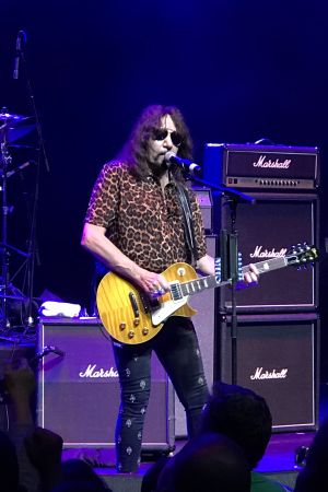 Ace Frehley spelade sista kvällen inomhus. Ace Frehley live på Kiss Kruise VIII.