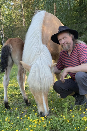 Juha Suonpää Anniston pihalla kahden hevosen kanssa.