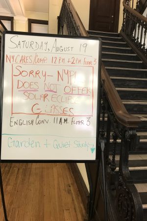 Vi har inga förmörkelseglasögon att låna ut, beklagar New York-biblioteken. Inga skyddsglas för solförmörkelse finns att låna, meddelar biblioteket i New York.