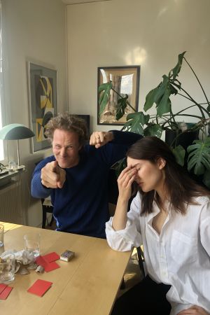 Johan och Siri Fagerudd gjorde Undantagstillstånd tillsammans. Man och kvinna i ett vardagsrum.
