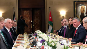 Jordanien Kung Abdullah II och drottning Rania åt på söndagen middag med USA:s vicepresident Mike Pence Kung Abdullah II och drottning Rania åt på söndagen middag med USA:s vicepresident Mike Pence