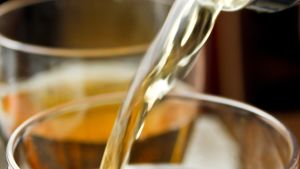 Det bjöds friskt på alkoholhaltiga drycker på fullmäktigemötet på Kimitoön Öl hälls upp i glas