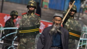 Kinesiska soldater är alltid närvarande i uigurområdena i Xinjiang Kinesiska soldater patrullerar gator i uirgurområdet Xingjiang