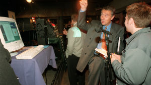 Tapio Siikala esittelee digitaalista radioverkkoa 1998. Tapio Siikala esittelemässä digiradiota.