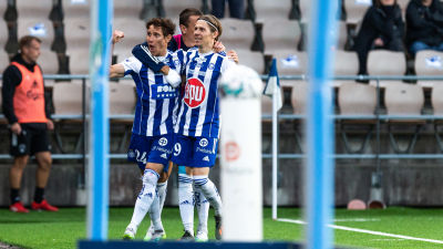 David Browne och Riku Riski i HJK jublar 2020.