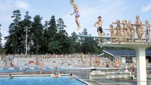 Ett friluftsbad utomhus eller inte - det är frågan. (Arkivbild) Simhopp i Gumtäkt, Helsingfors