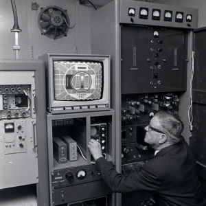 Johannes Virta var Radio Västnylands första heltidsanställda tekniker och började jobba år 1954. Han skötte både sändare och teknik. Till de krävande uppgifterna hörde att klättra upp i den 70 meter höga Raseborgsmasten och byta ut signalljusen i mastens topp. Bilden är från år 1969. En man justerar radio- och teveteknik.