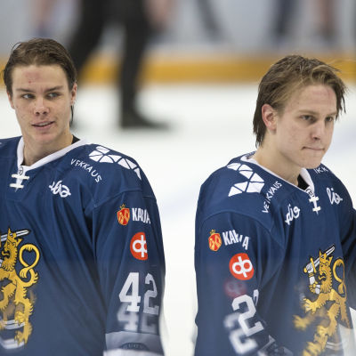 Miro Heiskanen och Eeli Tolvanen på isen.