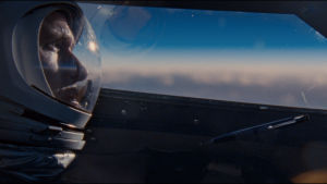 I feel the need, the need for speed. Och gärna en lugn landning. Neil Armstrong i sitt plan med himlen utanför.