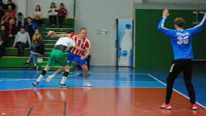 Linus Lindberg stoppas av en Granispelare. En Grankullaspelare stoppar BK-spelaren.