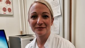 Specialläkaren Laura Mäkinen deltar i Svenska veckan vid Kirurgiska sjukhuset i Helsingfors. Specialläkaren Laura Mäkinen sitter vid sitt skrivbord.