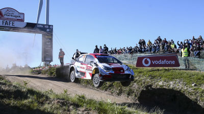 Kalle Rovanperä i sin Toyota flyger efter en hoppa.