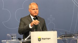 Justitie- och inrikesminister Morgan Johansson (S) tycker att Sverige trots allt har klarat av att bekämpa sommarens skogsbränder rätt bra. Morgan Johansson