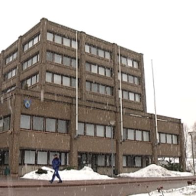 Espoon kaupungintalo talvella.